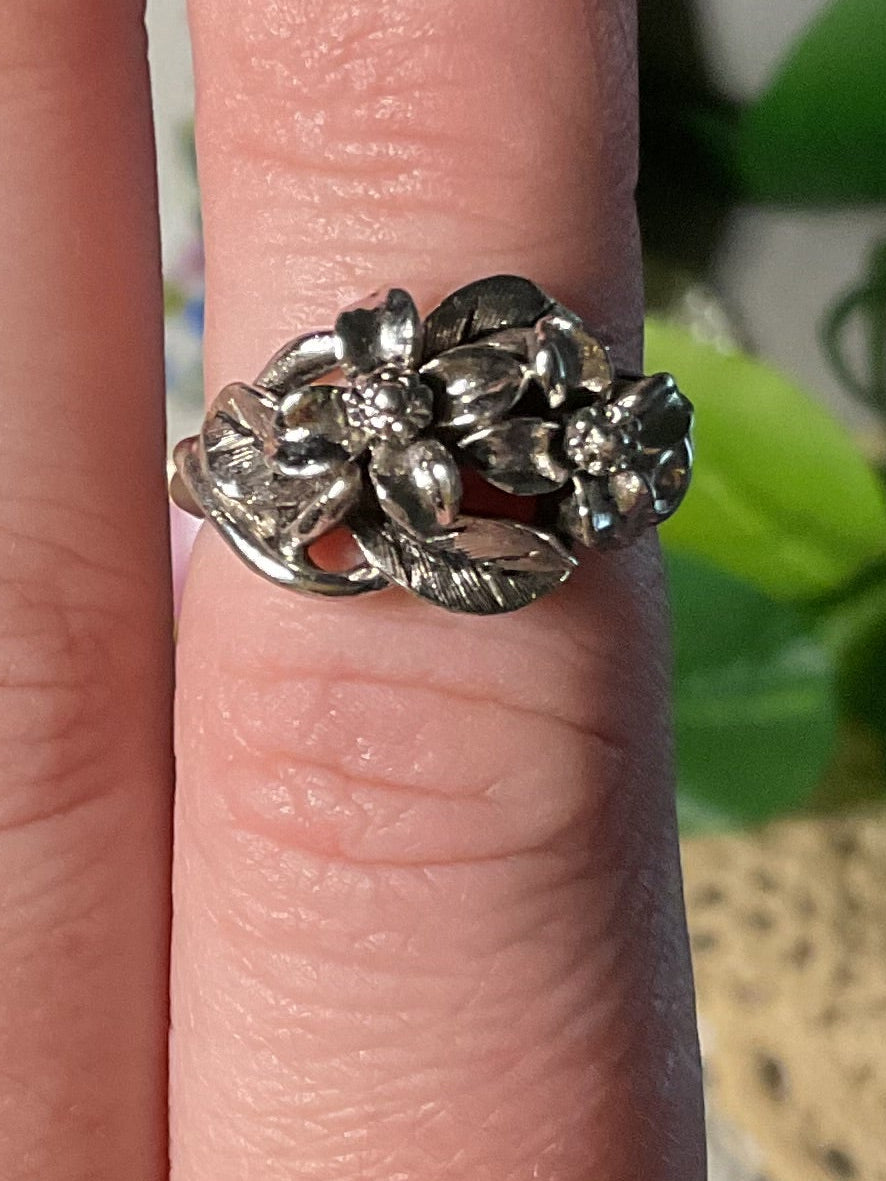 Vintage Avon Ring size 5-7